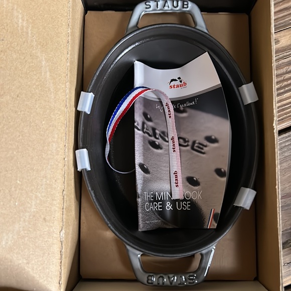 Williams Sonoma Staub Enameled Cast Iron Pig Dutch Oven 🇫🇷🐖 - Picture 15 of 17